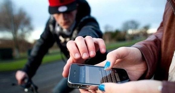 A cada sete minutos, um celular é roubado no Rio. Polícia mira quem alimenta essa cadeia